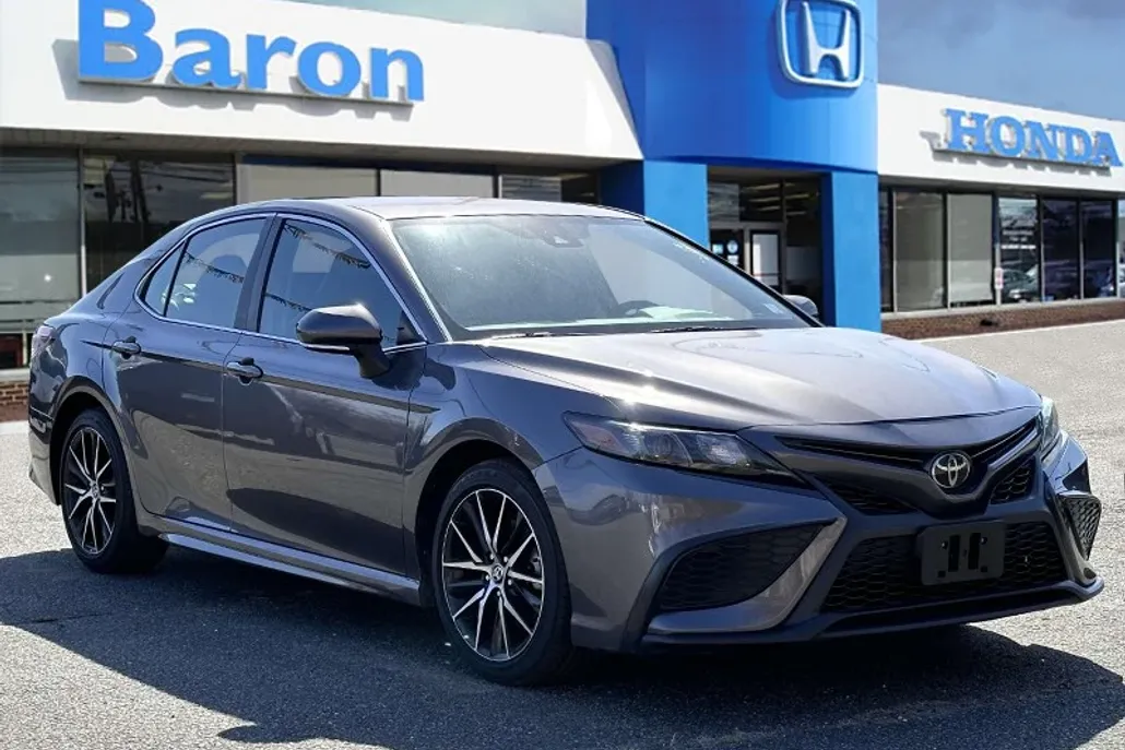 2022 Toyota Camry SE photo 1