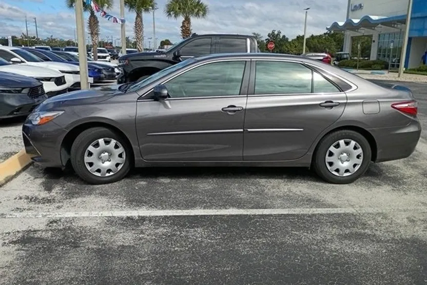 2017 Toyota Camry XLE photo 1