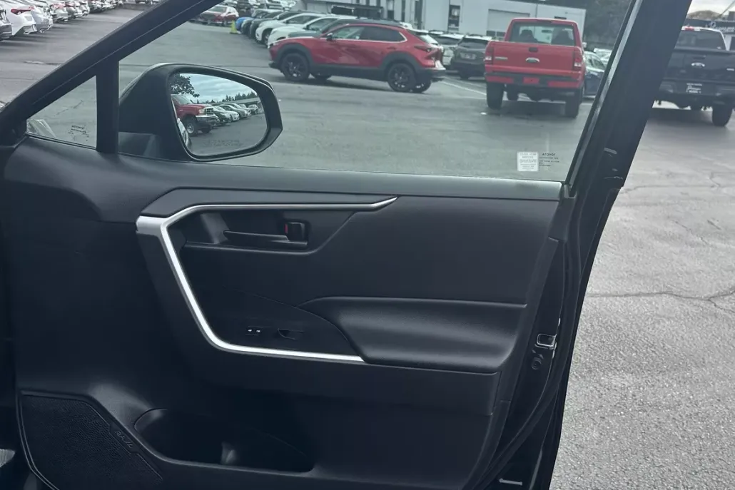 2021 Toyota RAV4 LE photo 1