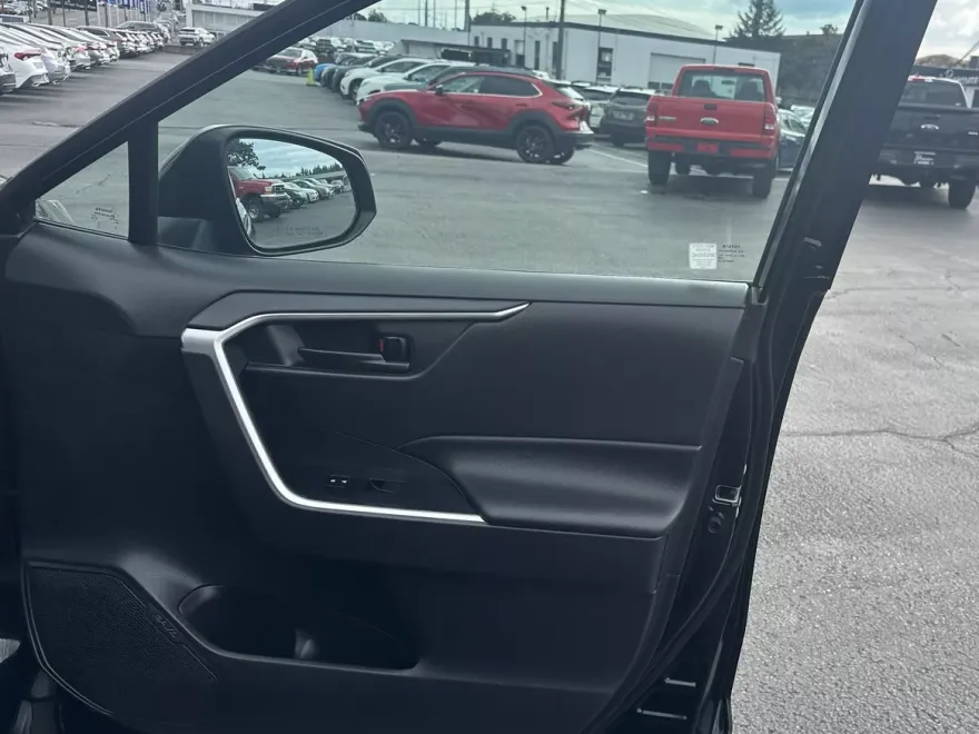 2021 Toyota RAV4 LE photo 1