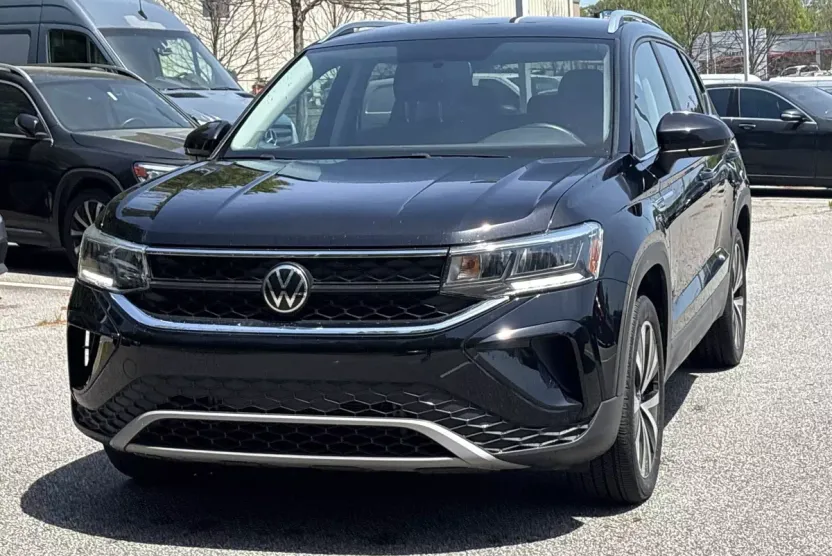 2022 Volkswagen Taos SE photo 1
