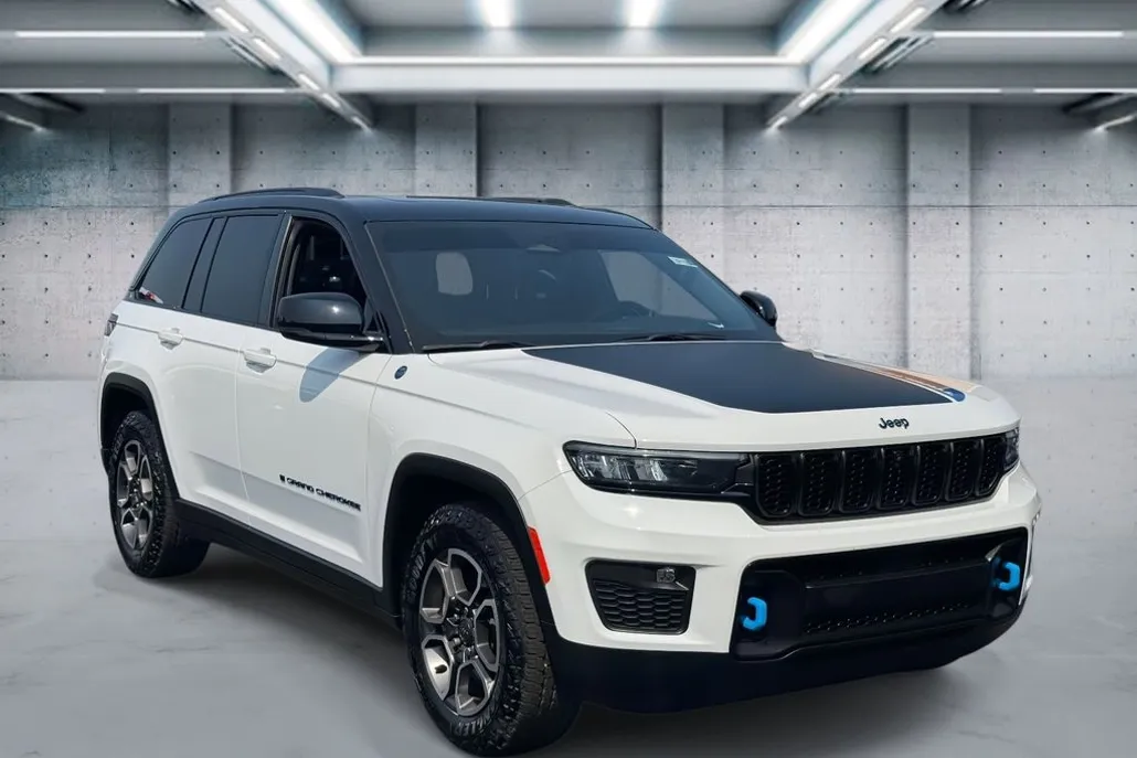 2023 Jeep Cherokee Trailhawk 4xe photo 1