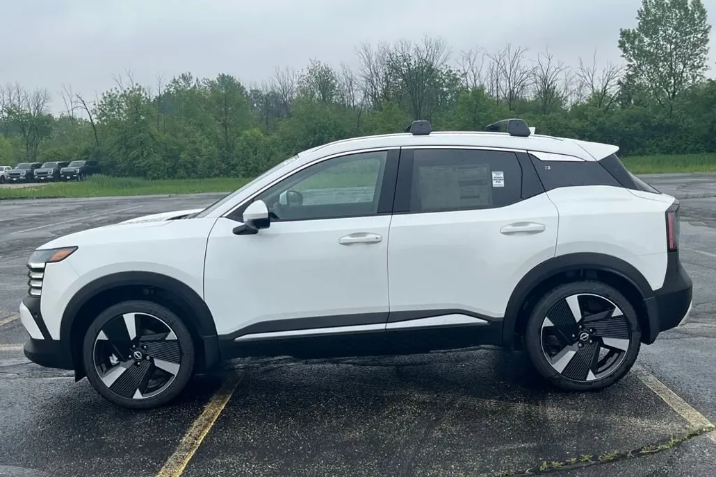 2025 Nissan Kicks SR photo 1
