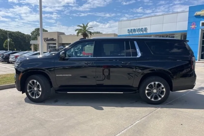 2026 Chevrolet Suburban LT photo 1