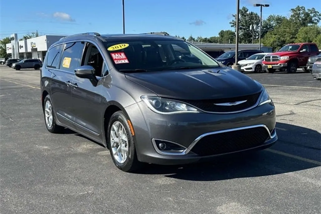2019 Chrysler Pacifica Limited photo 1