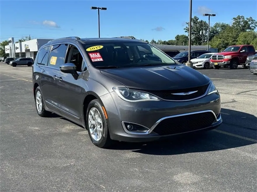 2019 Chrysler Pacifica Limited photo 1