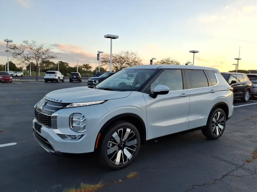 2025 Mitsubishi Outlander SE photo 1