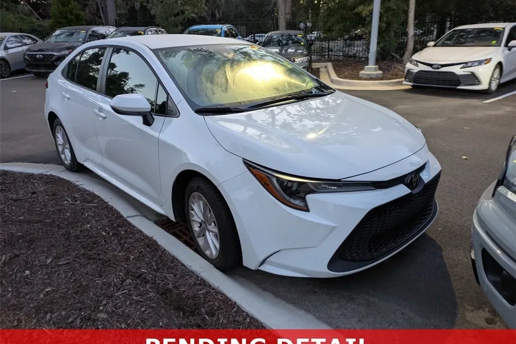 2022 Toyota Corolla LE photo 1
