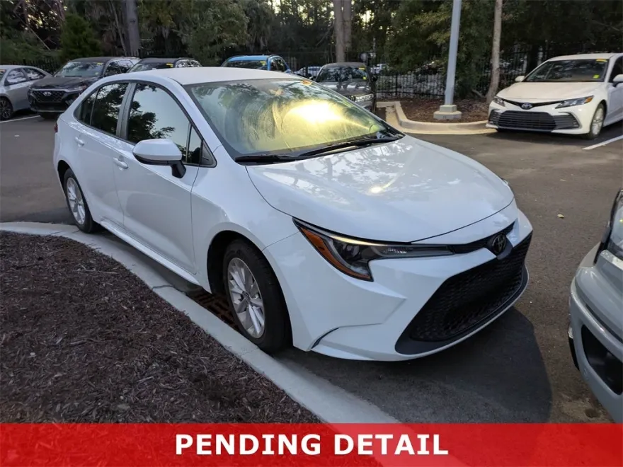 2022 Toyota Corolla LE photo 1