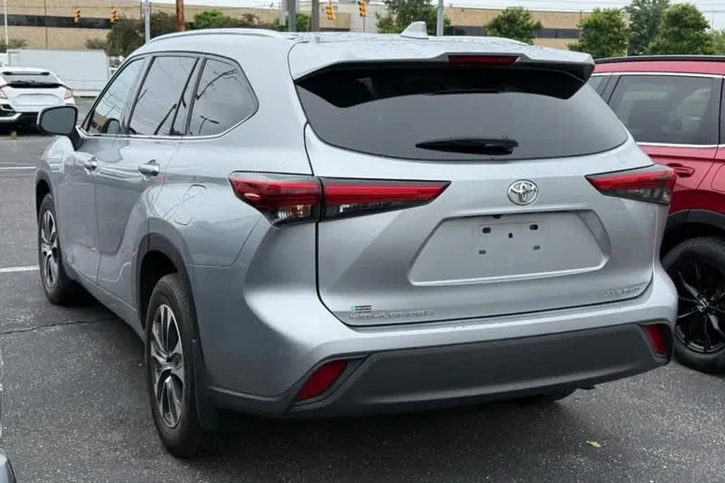2021 Toyota Highlander XLE photo 1
