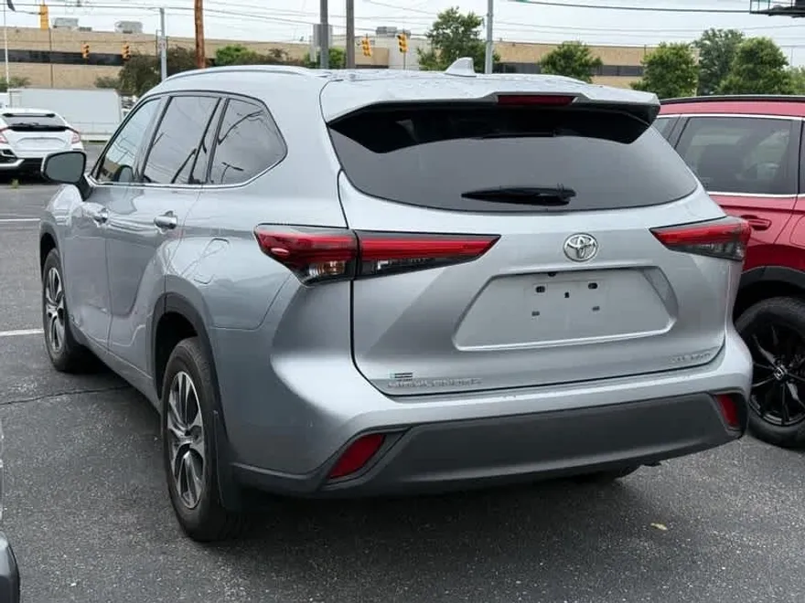2021 Toyota Highlander XLE photo 1