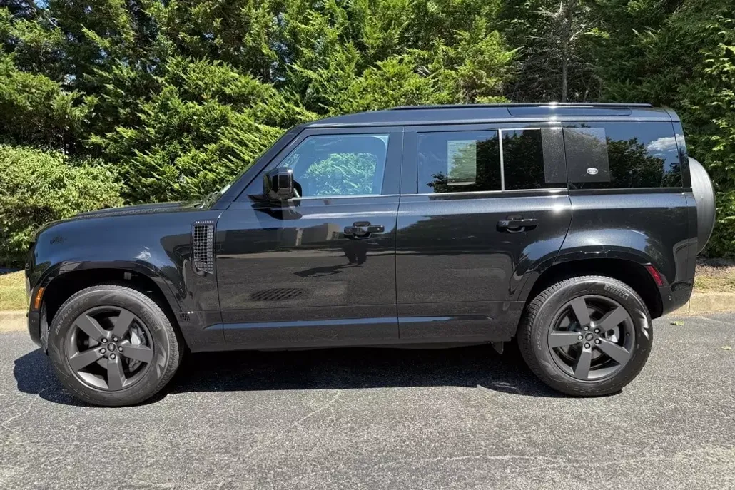 2023 Land Rover Defender 110 X-Dynamic SE photo 1