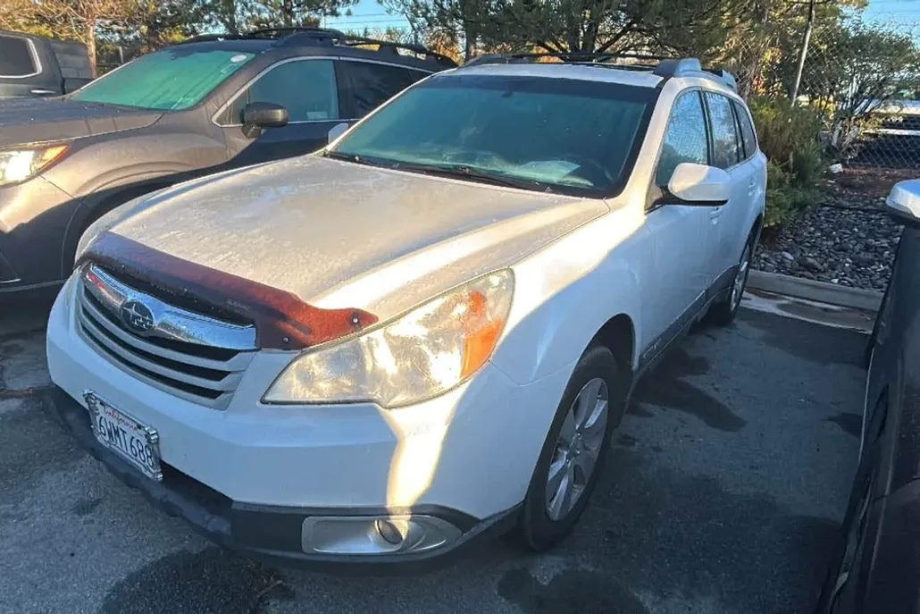2011 Subaru Outback 2.5i Premium photo 1