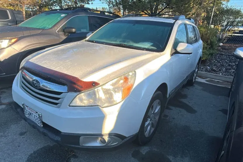 2011 Subaru Outback 2.5i Premium photo 1
