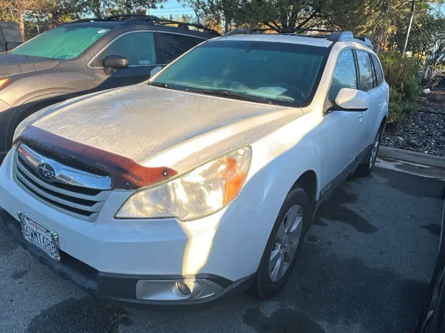 2011 Subaru Outback 2.5i Premium photo 1