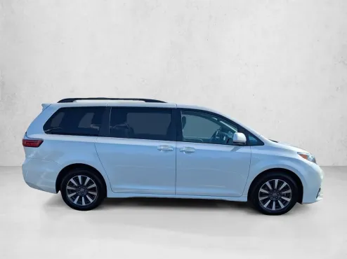 2020 Toyota Sienna XLE photo 4
