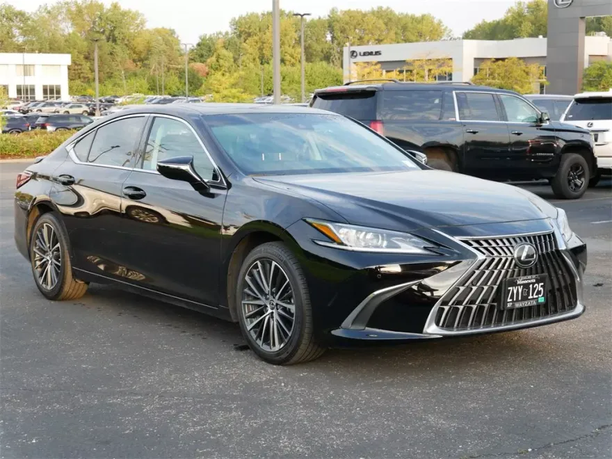 2023 Lexus ES 300h photo 1