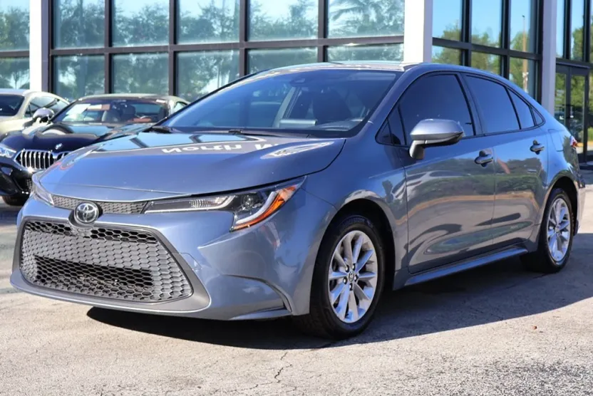 2022 Toyota Corolla LE photo 1