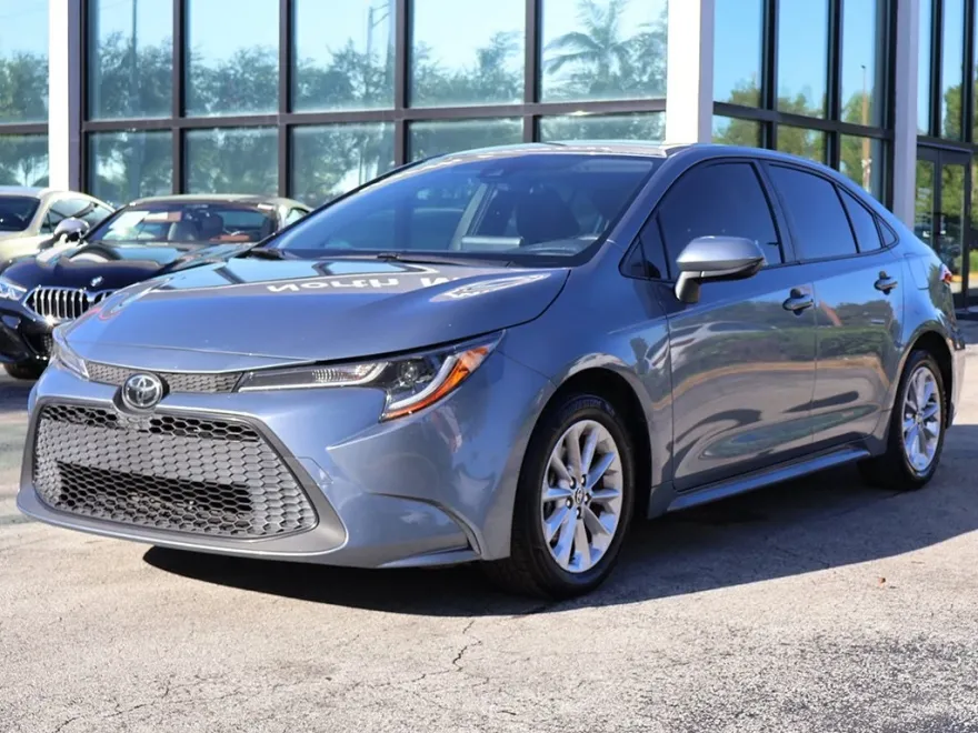 2022 Toyota Corolla LE photo 1