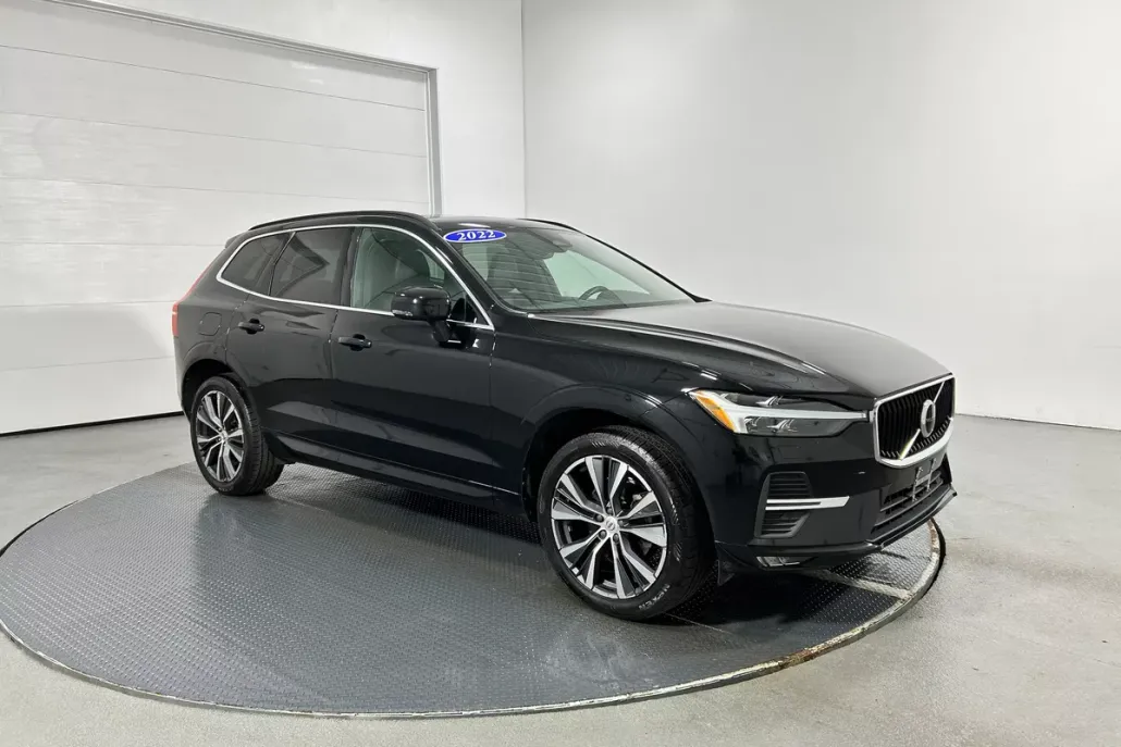 2022 Volvo XC60 B5 Momentum photo 1
