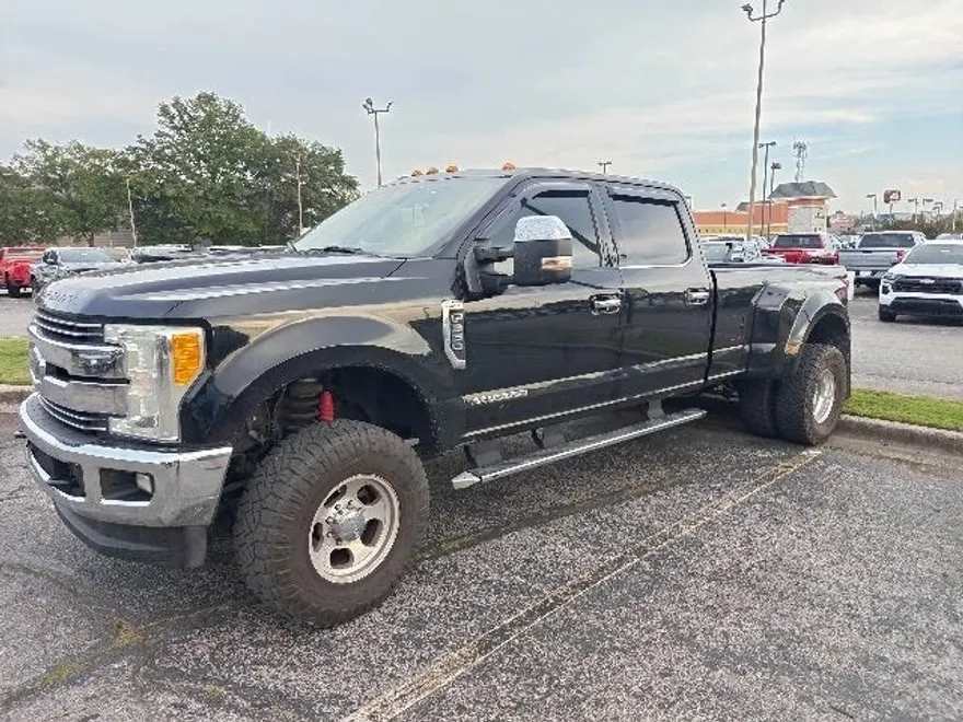 2019 Ford F-350 Lariat photo 1