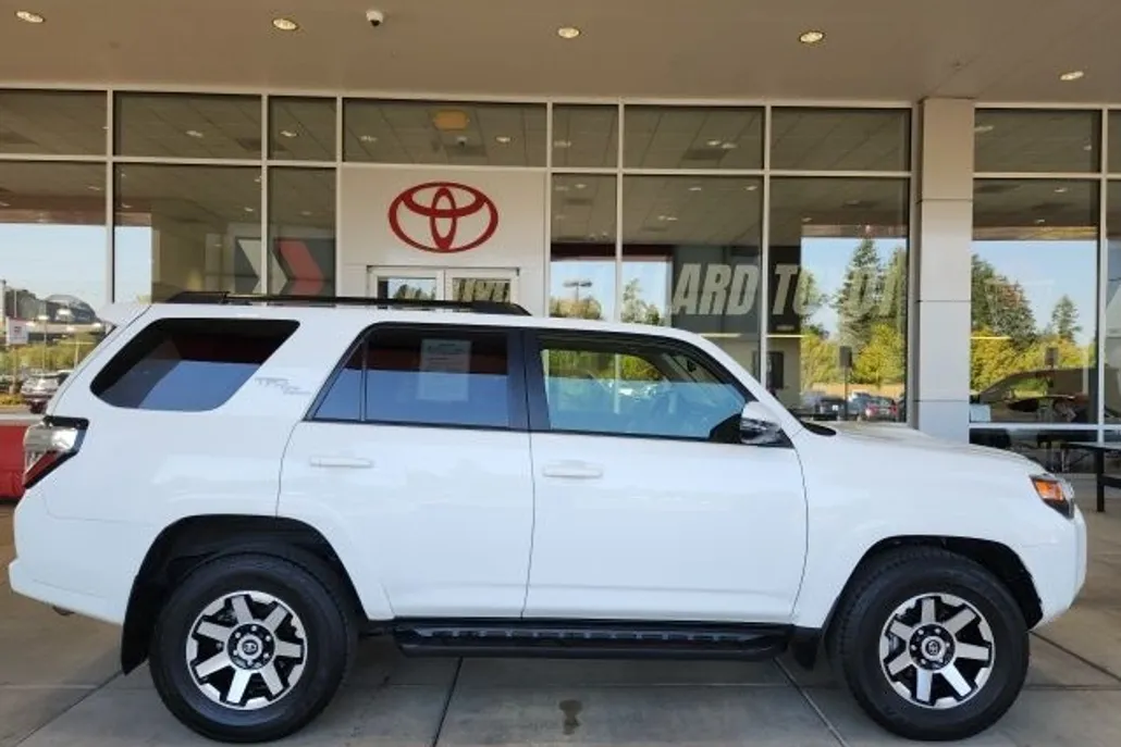 2023 Toyota 4Runner TRD Off-Road Premium photo 1