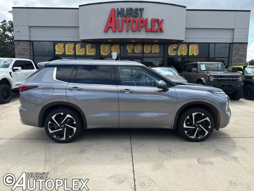 2022 Mitsubishi Outlander SEL photo 1