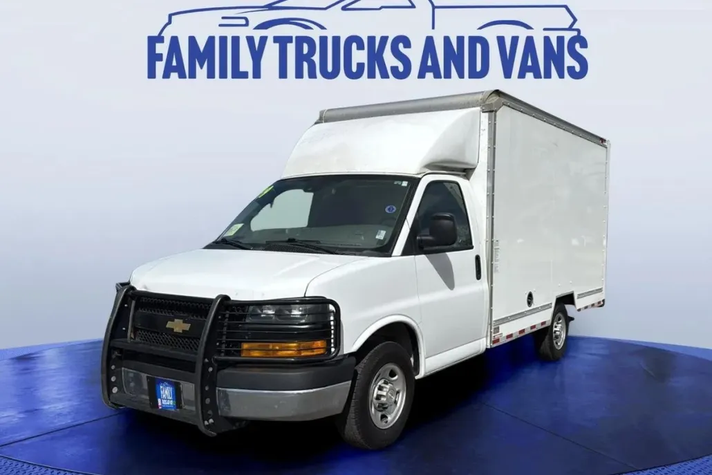 2019 Chevrolet Express Cutaway 3500 photo 1