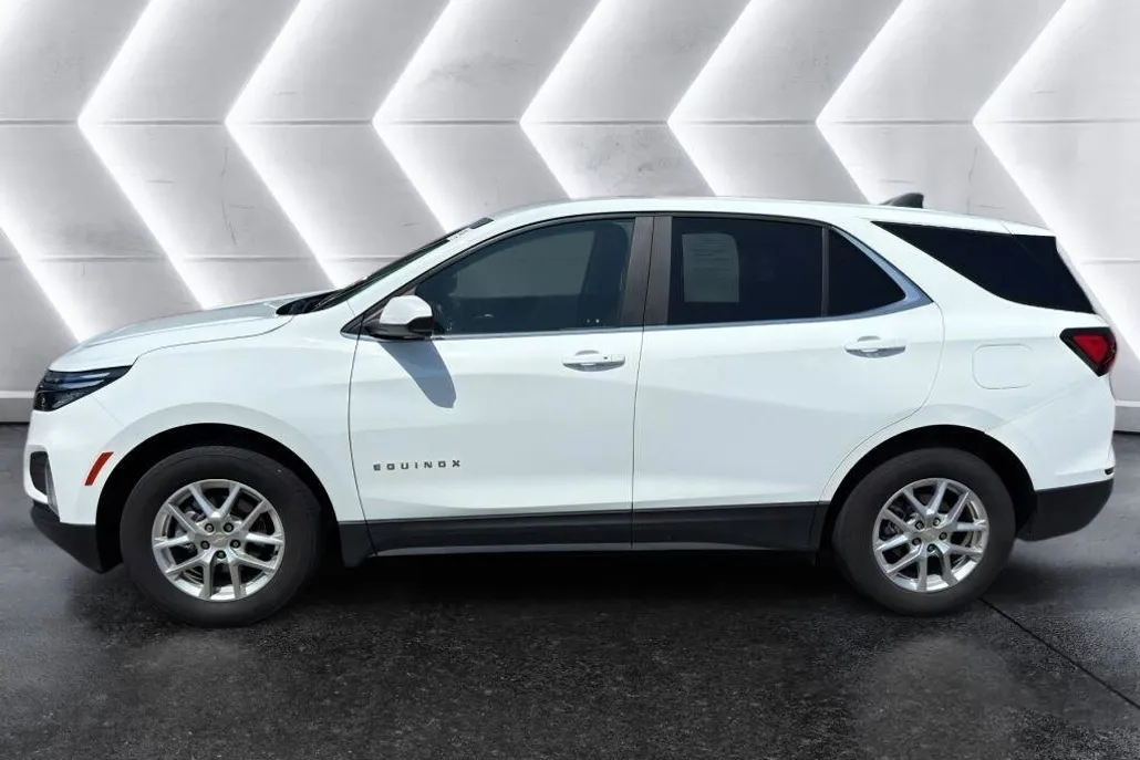 2023 Chevrolet Equinox LT photo 1