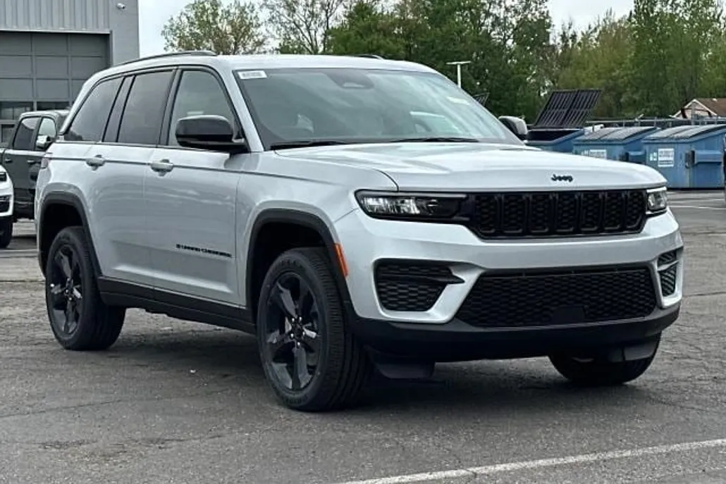 2025 Jeep Grand Cherokee Laredo photo 1