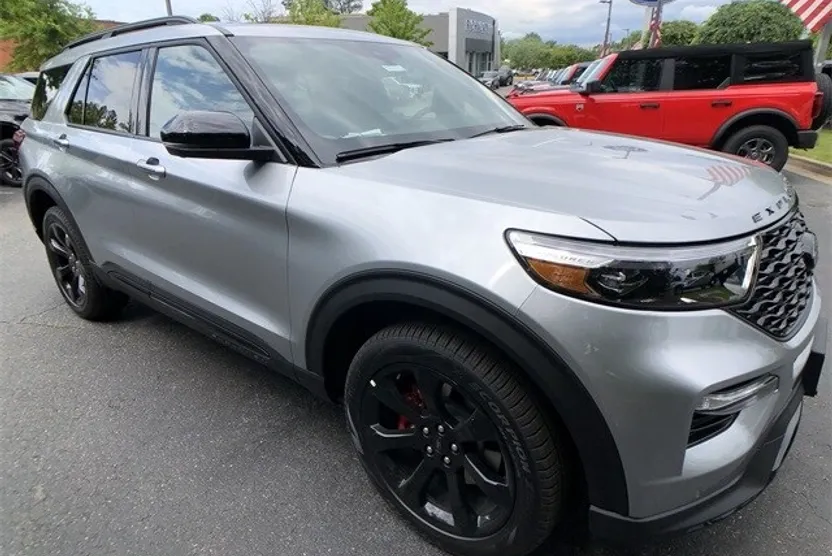 2023 Ford Explorer ST photo 1