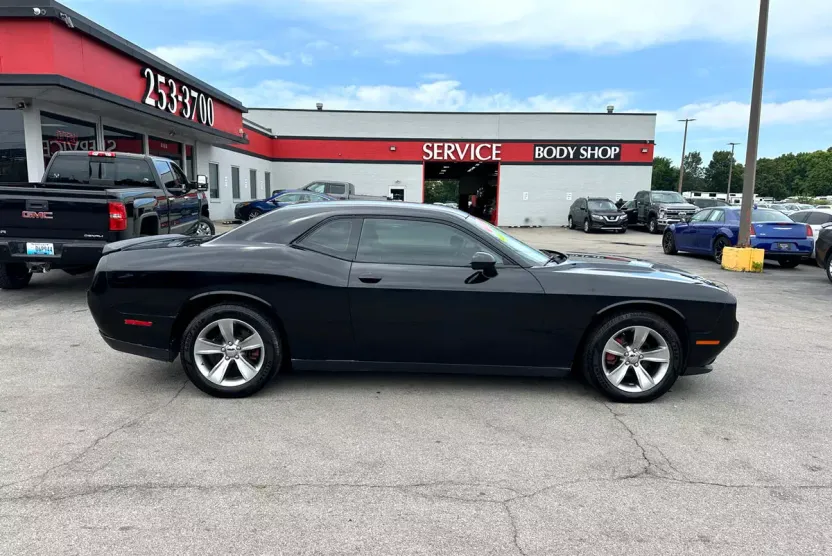 2015 Dodge Challenger SXT photo 1