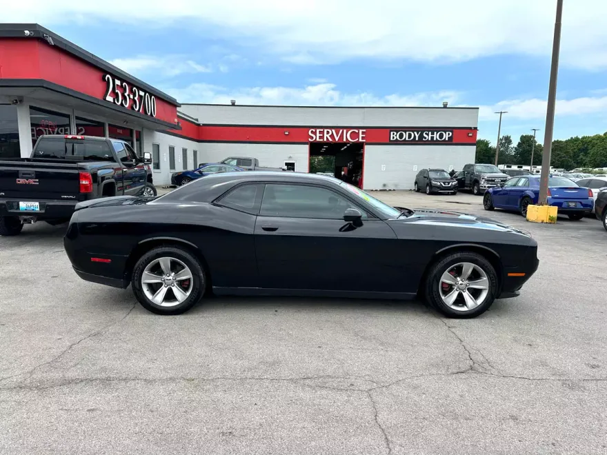 2015 Dodge Challenger SXT photo 1