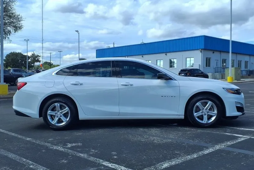 2022 Chevrolet Malibu LS photo 1