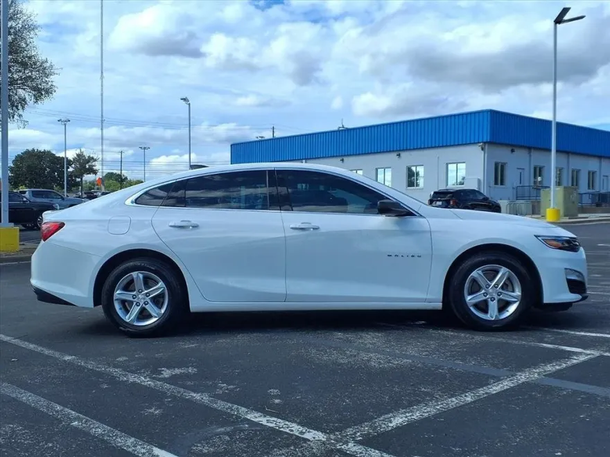 2022 Chevrolet Malibu LS photo 1