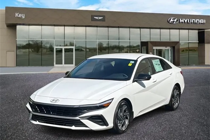 2025 Hyundai Elantra SEL Sport photo 1