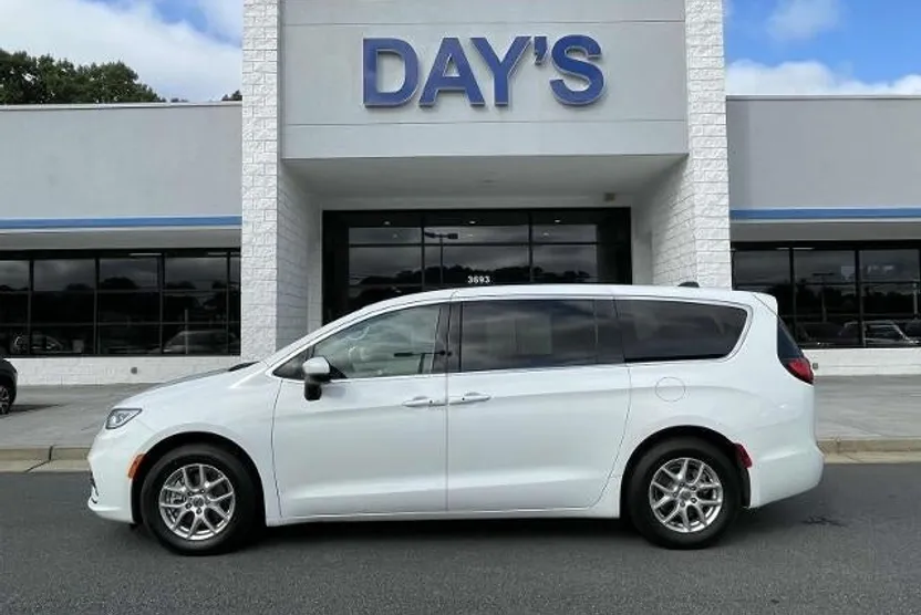2023 Chrysler Pacifica Touring L photo 1