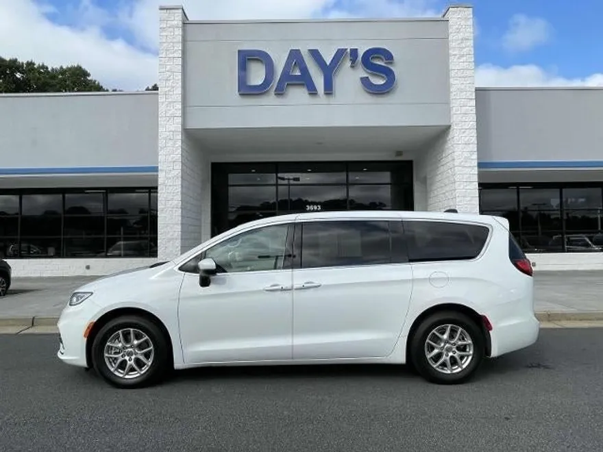2023 Chrysler Pacifica Touring L photo 1