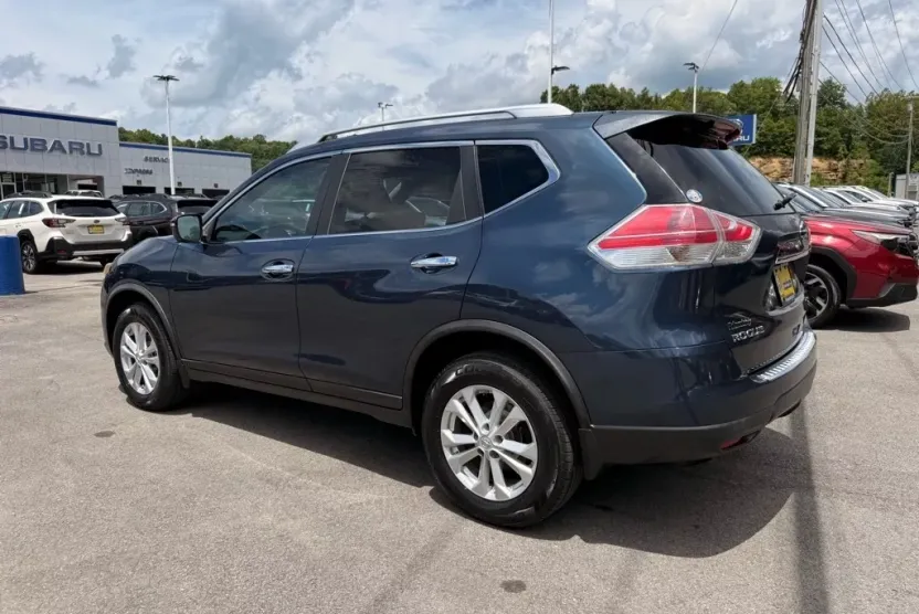 2015 Nissan Rogue SV photo 1
