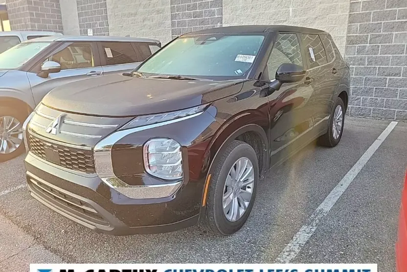 2025 Mitsubishi Outlander ES photo 1