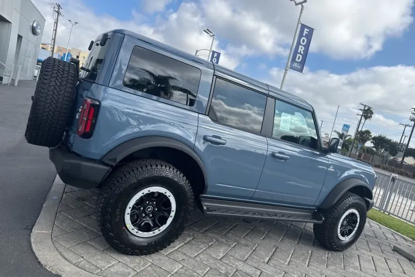 2025 Ford Bronco Outer Banks photo 1