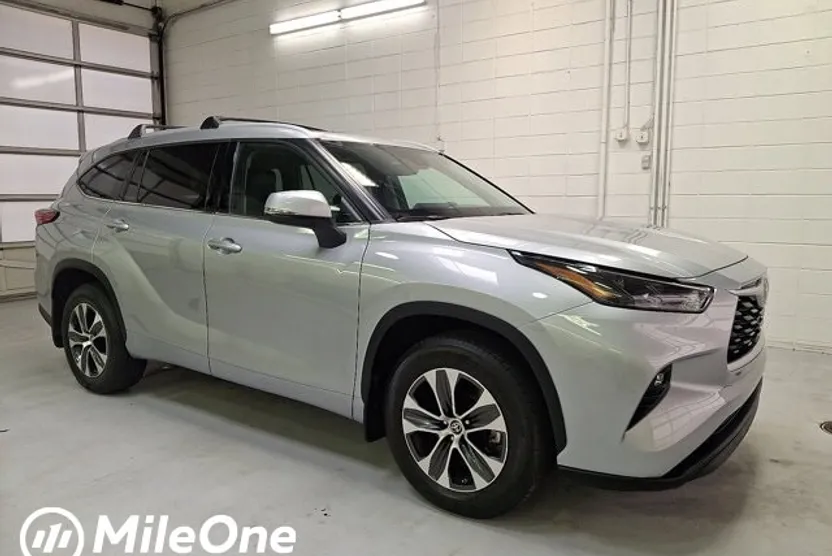 2022 Toyota Highlander XLE photo 1
