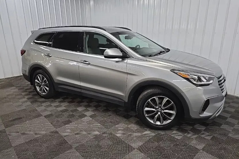2017 Hyundai Santa Fe SE photo 1