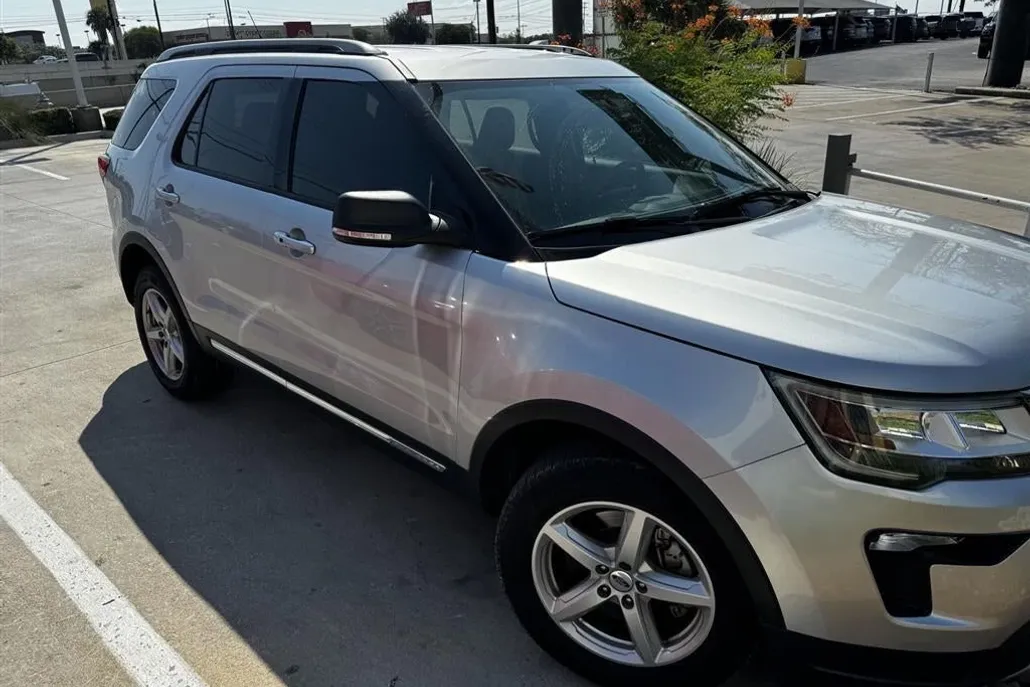 2019 Ford Explorer XLT photo 1