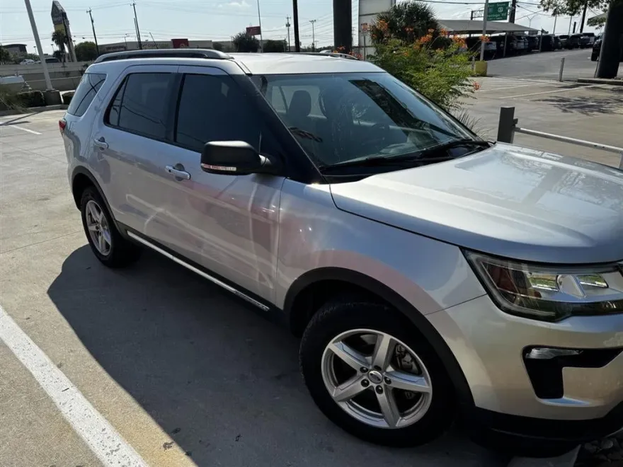 2019 Ford Explorer XLT photo 1
