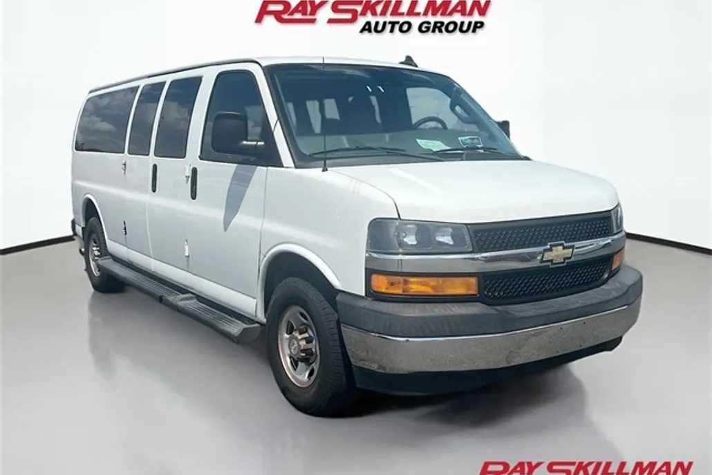 2020 Chevrolet Express 3500 LT Passenger photo 1