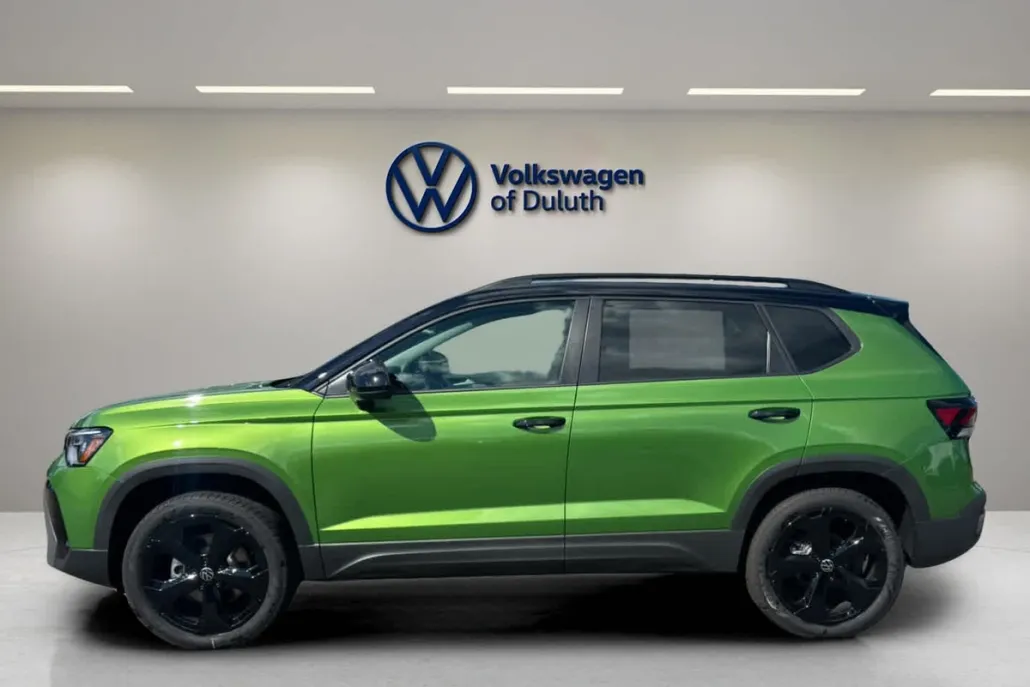 2025 Volkswagen Taos SE photo 1