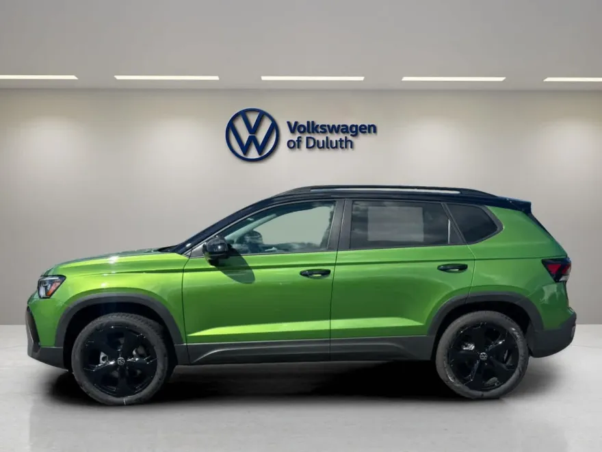 2025 Volkswagen Taos SE photo 1