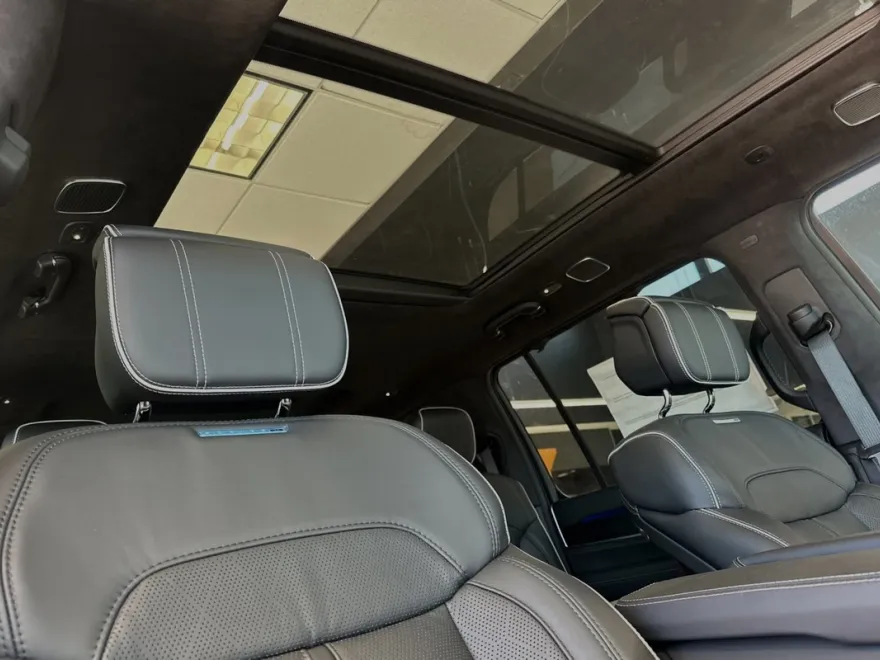 2024 Jeep Grand Wagoneer L photo 18