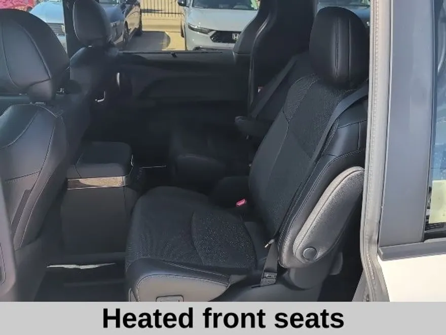 2025 Toyota Sienna Platinum photo 1